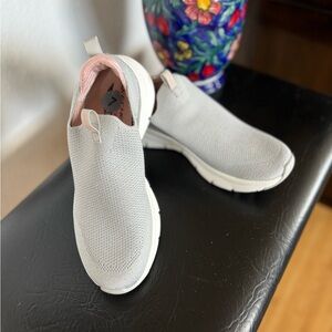 Women Sketchers Fit Slip-on Style Sneakers Size 7